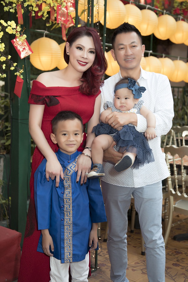 Ca sĩ Thanh Thảo đi dự tiệc cùng gia đình
