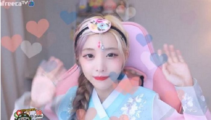 Yoo Hye di buổi livestream cuối c&ugrave;ng