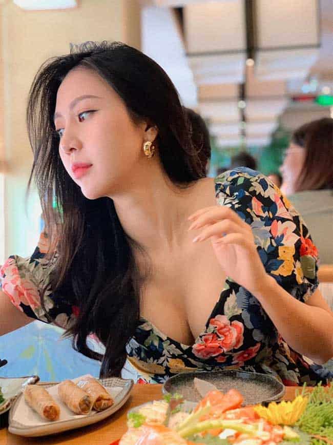 Nữ tiếp vi&ecirc;n H&agrave; Mi xinh đẹp