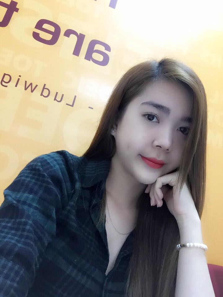 Nữ tiếp vi&ecirc;n H&agrave; Mi xinh đẹp