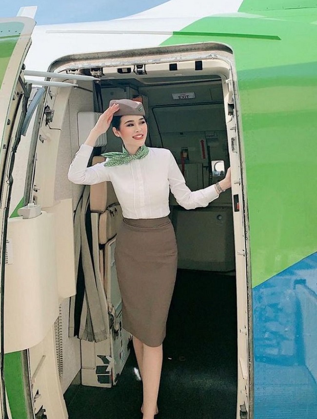 Nữ tiếp vi&ecirc;n H&agrave; Mi xinh đẹp