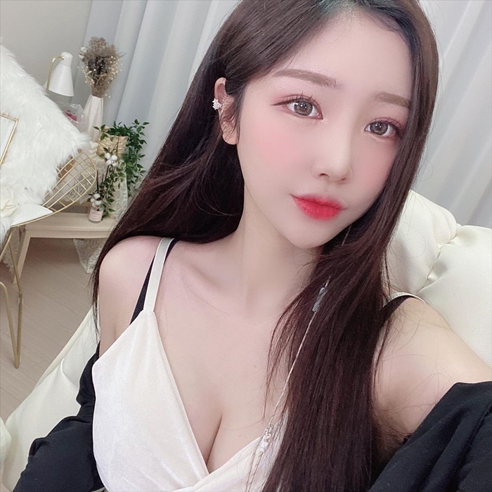 Clip Nữ streamer Geumhwa lộ ngực