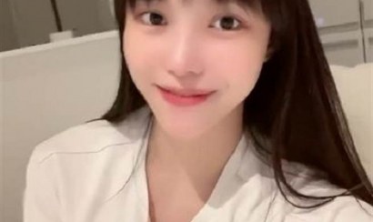 Koizumi Nana lộ video nóng cởi áo trên stream