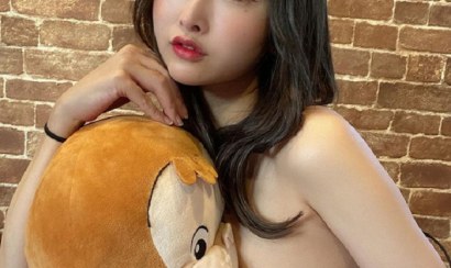 Streamer Maria lộ ảnh nóng gấu bông hôn vòng 1