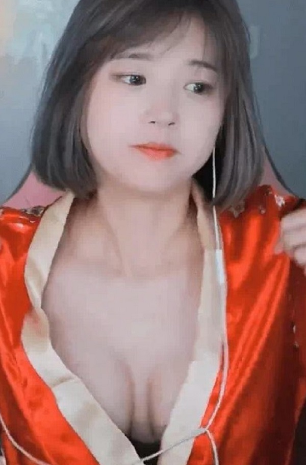moon wol trong bộ trang phục truyền thống