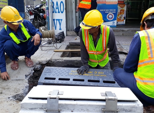 Nạo v&eacute;t hố ga quận Ph&uacute; Nhuận v&agrave; nguy&ecirc;n nh&acirc;n tắc nghẽn hố ga
