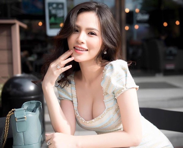Hotgirl Phi Huyền Trang lộ clip