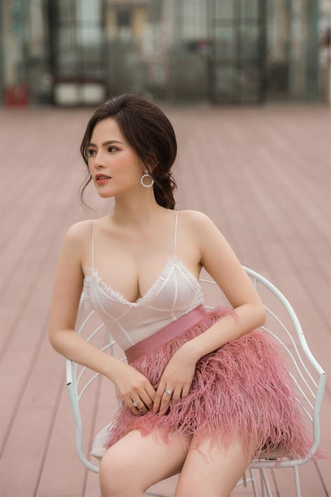 Hotgirl Phi Huyền Trang lộ clip