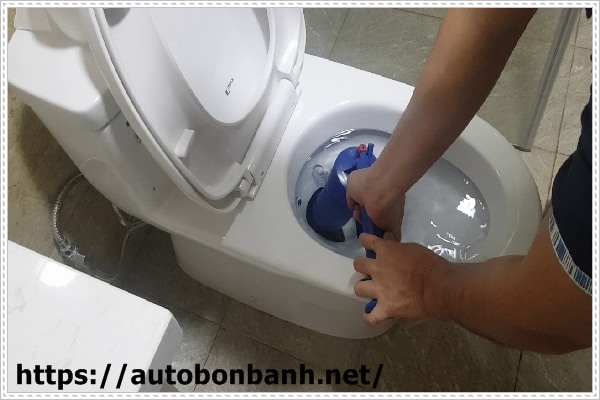 Những l&yacute; do khiến bồn cầu tho&aacute;t nước chậm