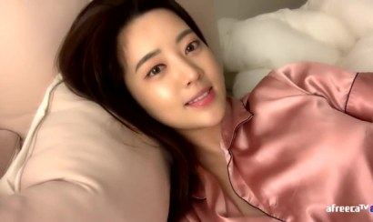 Streamer Bami lộ ảnh nóng gợi cảm nằm stream