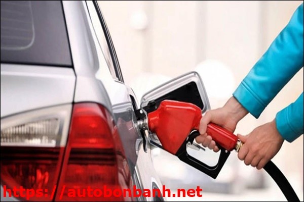 tẩy sơn trong nhà bằng xăng xe máy