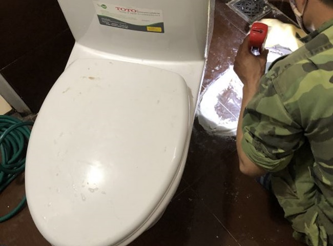 th&ocirc;ng tắc bồn cầu nghẹt