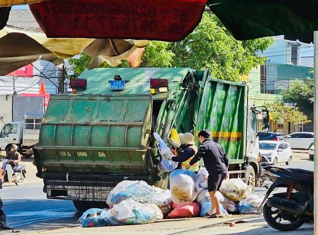 Dịch vụ thu gom r&aacute;c thải sinh hoạt hỗ trợ xử l&yacute; rất nhiều loại r&aacute;c thải