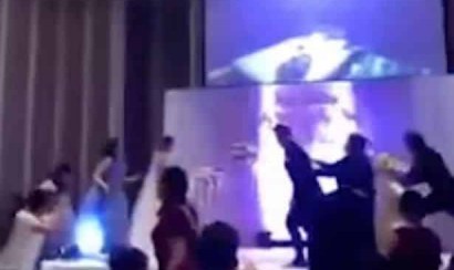 Chú rể tung clip nóng của cô dâu ngay tại đám cưới