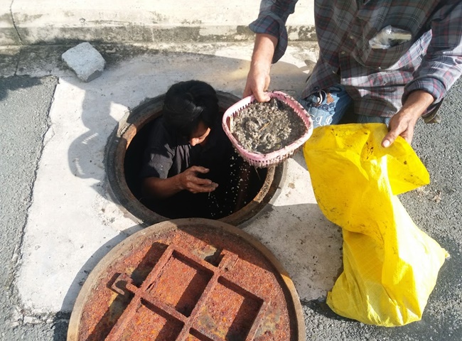 gi&aacute; nạo v&eacute;t hố ga